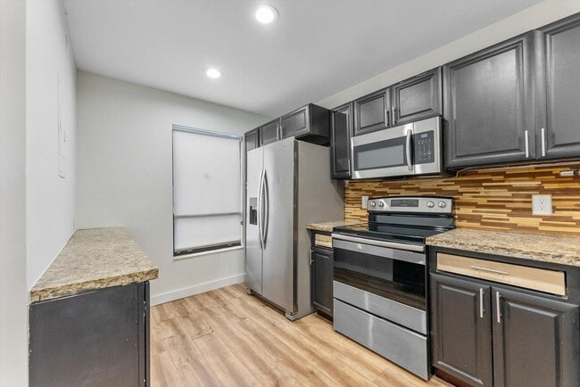 Building Photo - 850 Hill Dr Rental