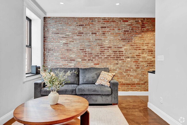 Building Photo - 346 E 18th St Rental