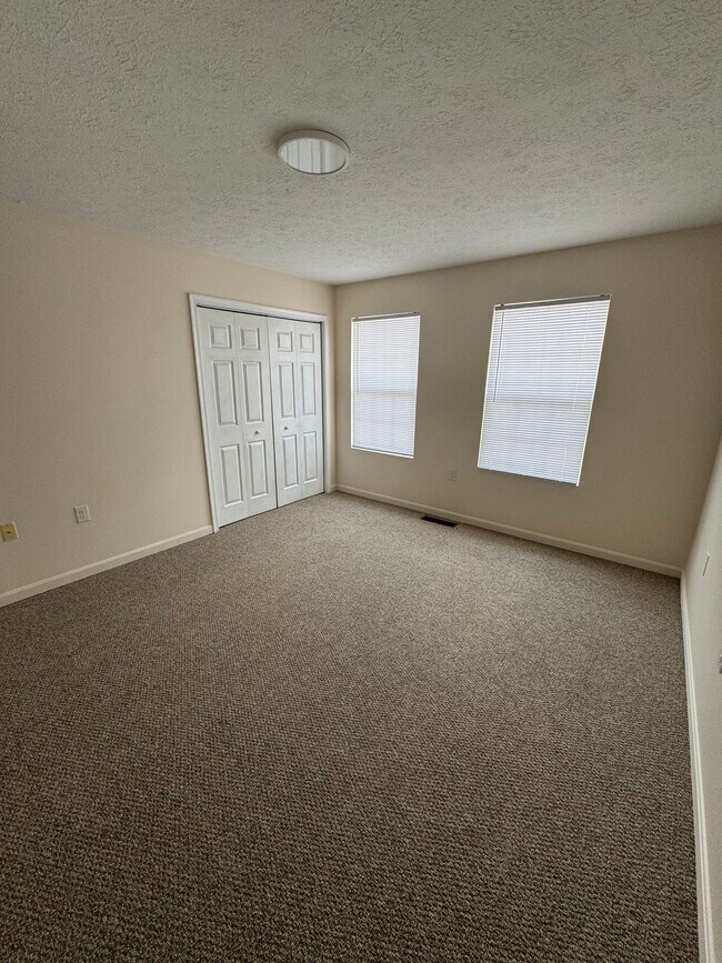 Photo - 376 Woodstock Ln