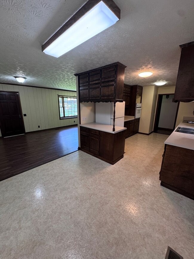 Photo - 880 Locke Dr