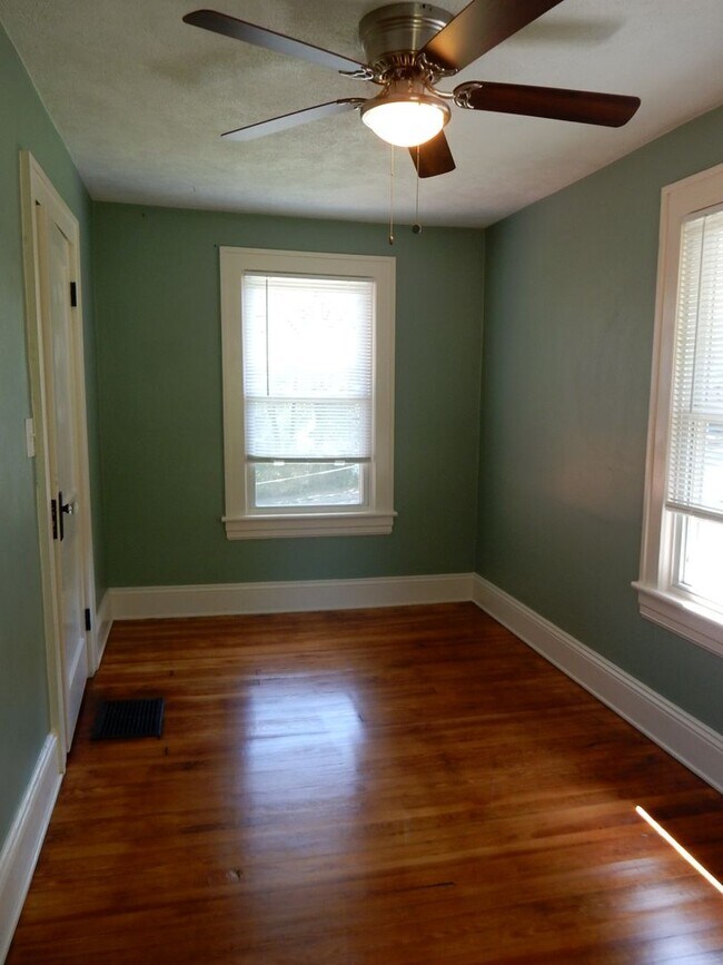 Grandin Court Foursquare convenient to SW Rental House Rental in