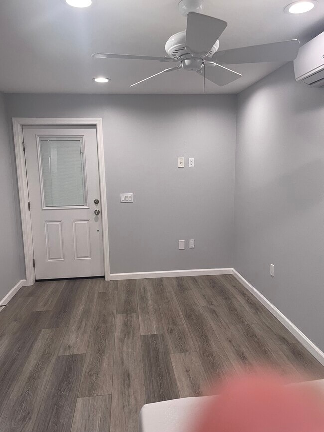 Sala de estar: el televisor se puede montar en esta pared. - 33742 Alcazar Dr Unidad Studio- C