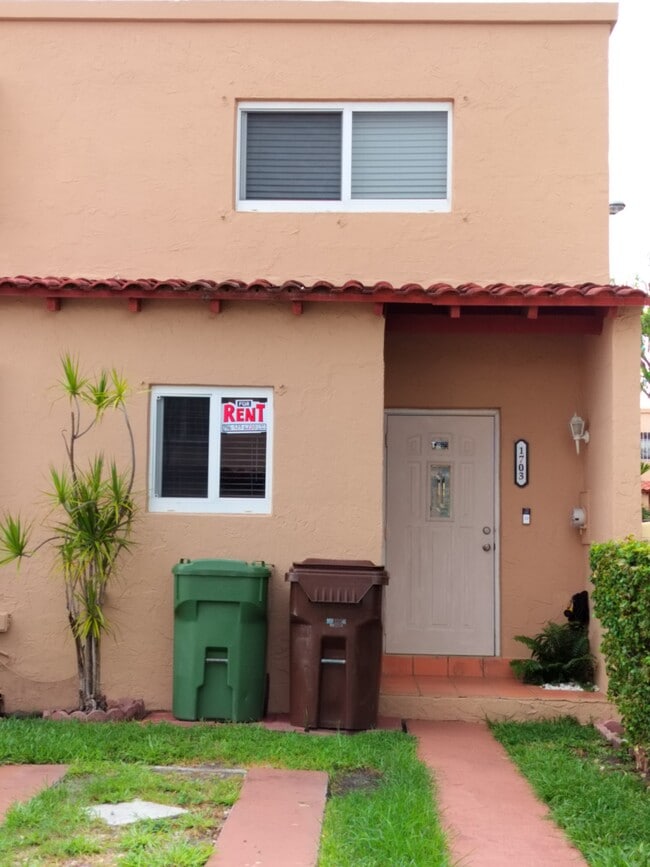Big property 1000 sqft - 1703 W 56th Ter Casa Adosada