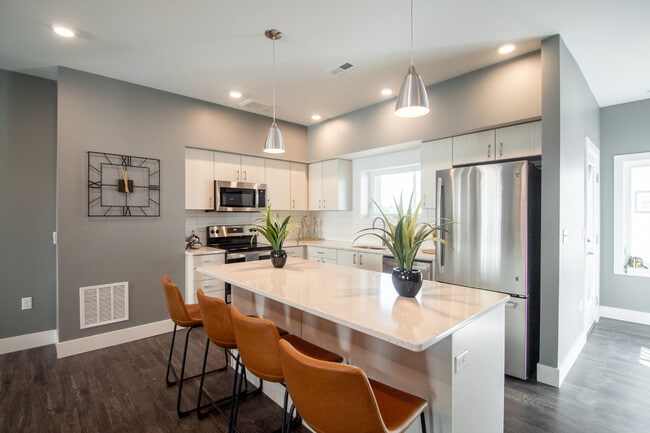 Cocinas con electrodomésticos de acero inoxidable - Juniper Rows at Deer Creek