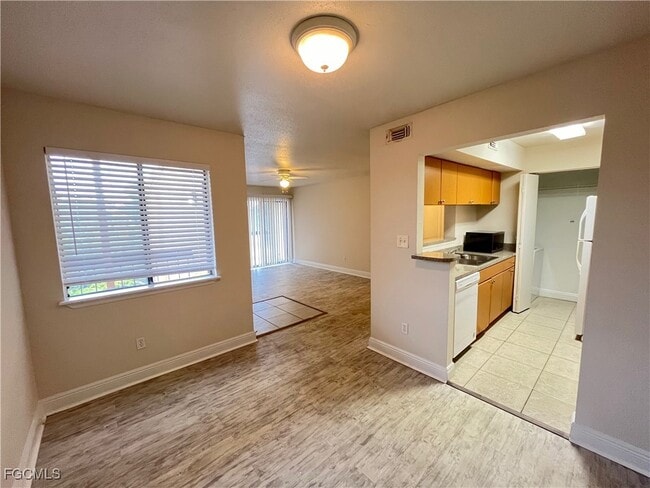 Building Photo - 2885 Winkler Ave Unit 617