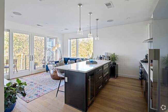 Building Photo - 946 Saratoga St Unit 302 Rental