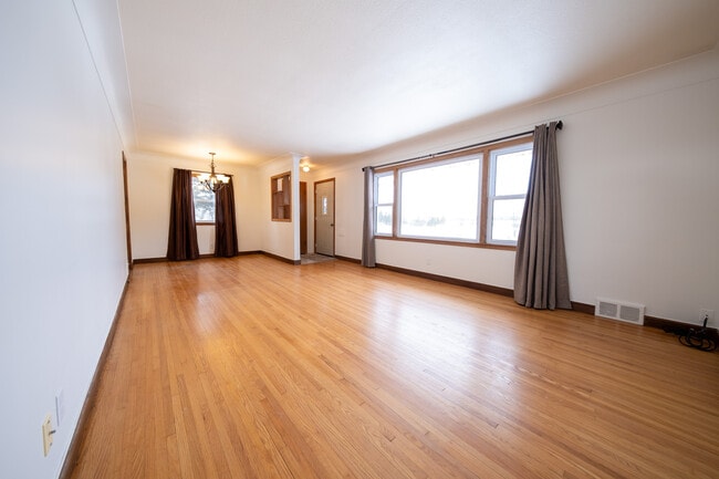 Building Photo - 22925 Oakdale Dr