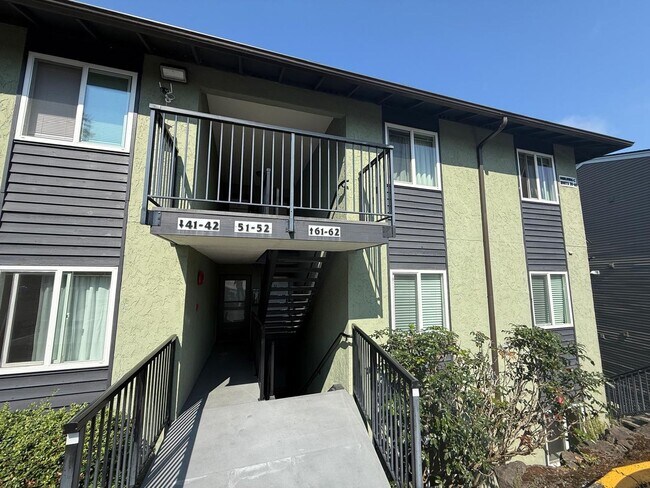 Photo - 2 Bedroom 2 Bathroom Sits Right on the Sho...