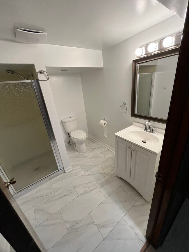 Baño nuevo. - 5445 N Monitor Ave Unit 1