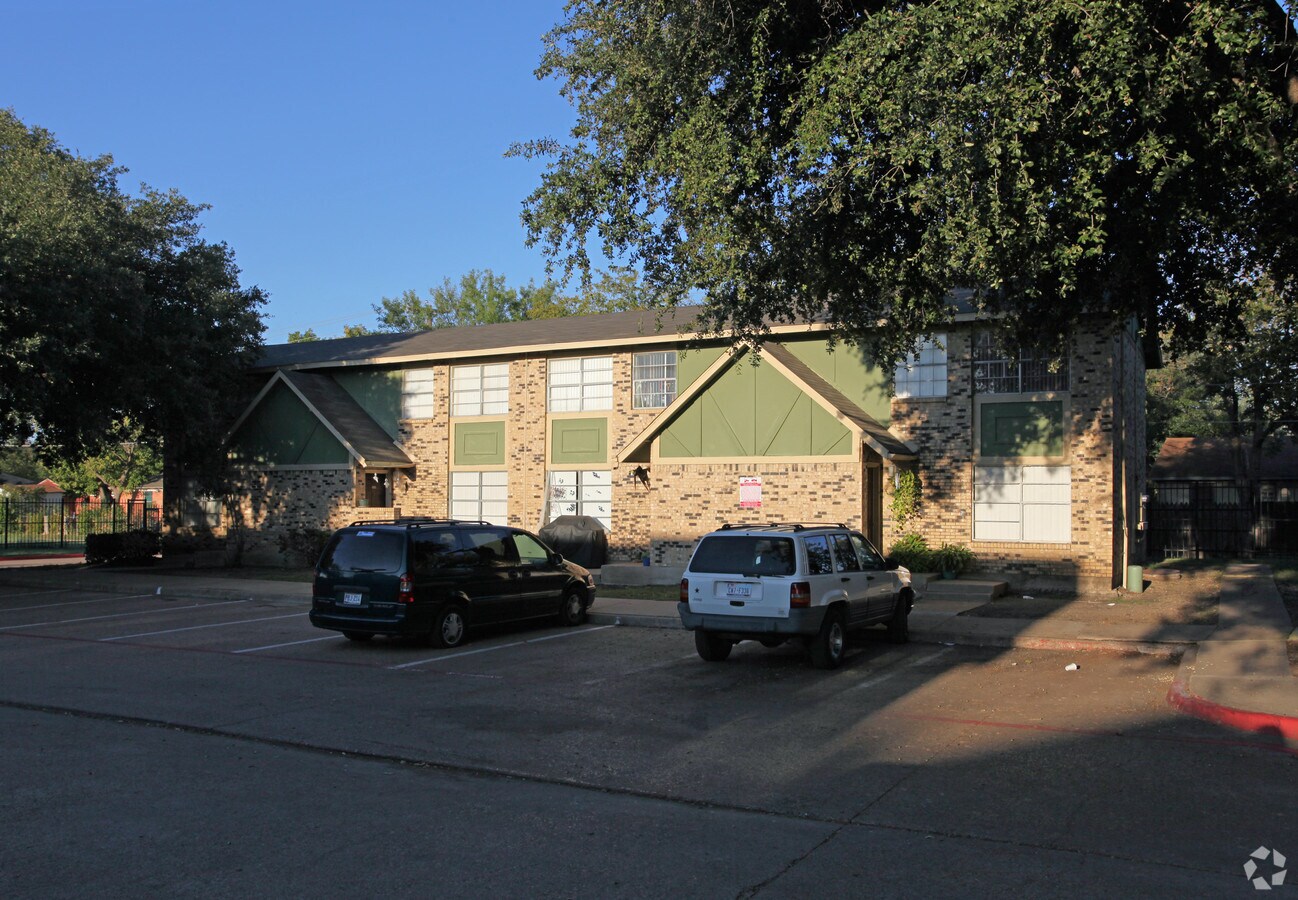 Regis Square Apartments - Regis Square Apartments
