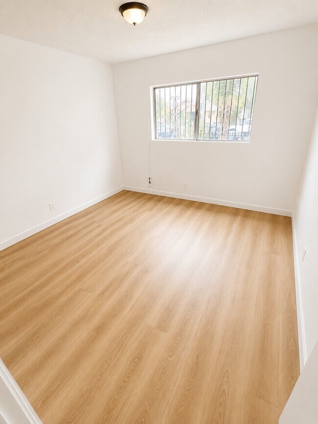 901 W 76th St Unit 1