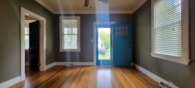 Photo - Charming 2 bedroom bungalow in Lakeside/Staples Mill area.