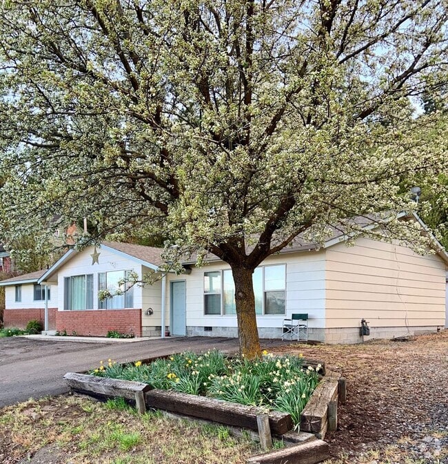 Building Photo - 3.5 Miles   to OIT and Sky Lakes 4 bdrm, 3... Rental