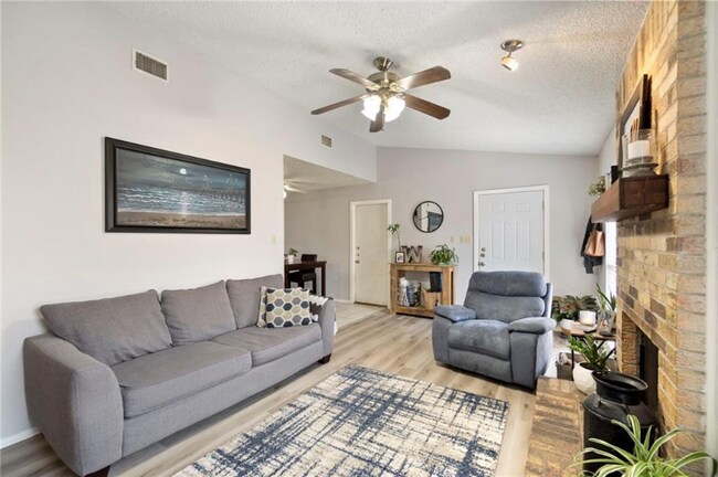 Photo - 2107 Courtney St Unit A