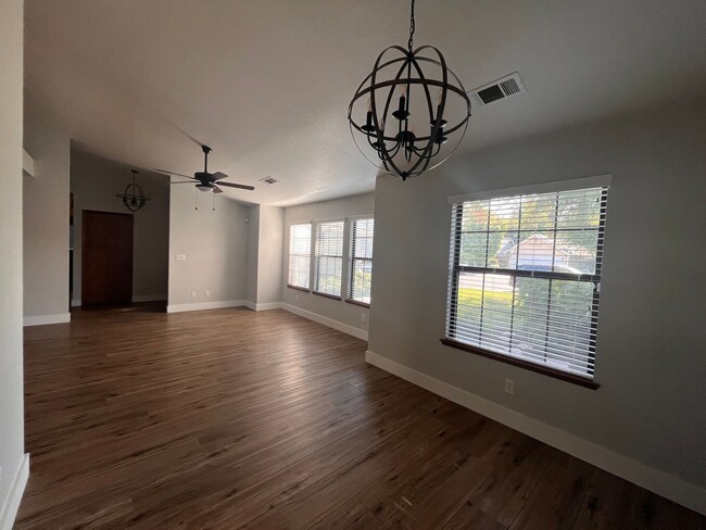 Photo - 540 N Peppertree St