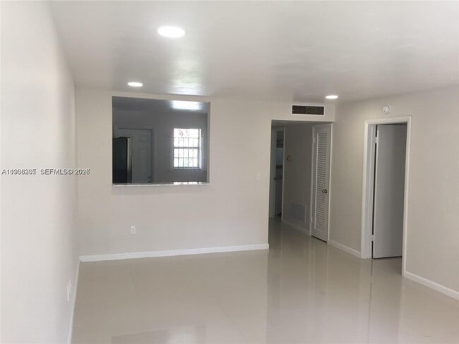 Photo - 1550 NE 191st St Unidad 309