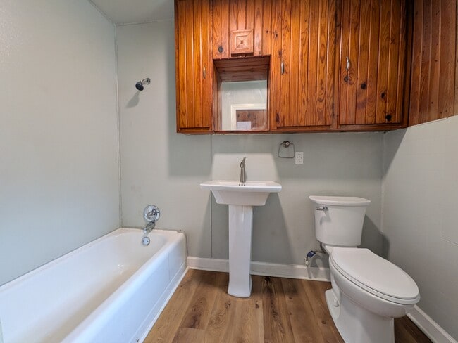 Photo - 331 G St NE