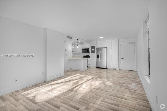 Building Photo - 110 Fontainebleau Blvd Unit 202 Rental