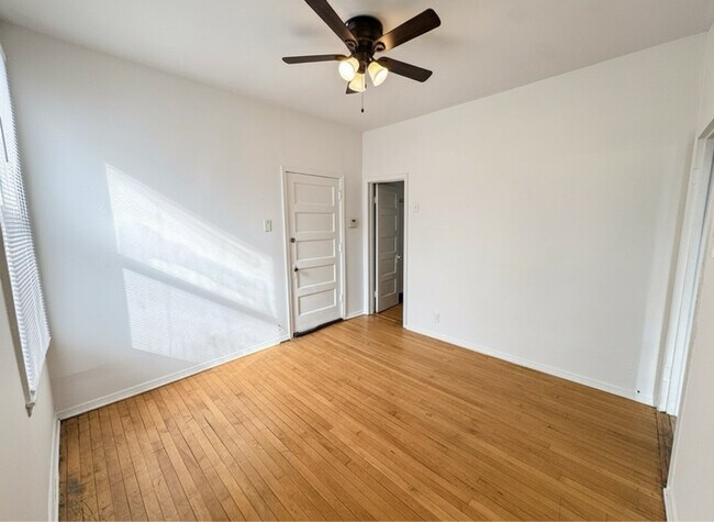 Photo - 2908 N Springfield Ave Unit 2R