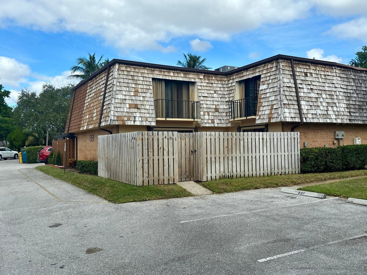 Photo - 401 Lake Arbor Dr