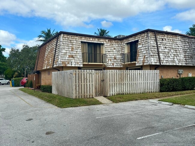 Building Photo - 401 Lake Arbor Dr