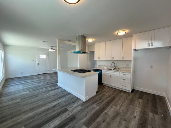 Building Photo - Cozy 2 bedrooms house + 1 bath.  Newly upg...