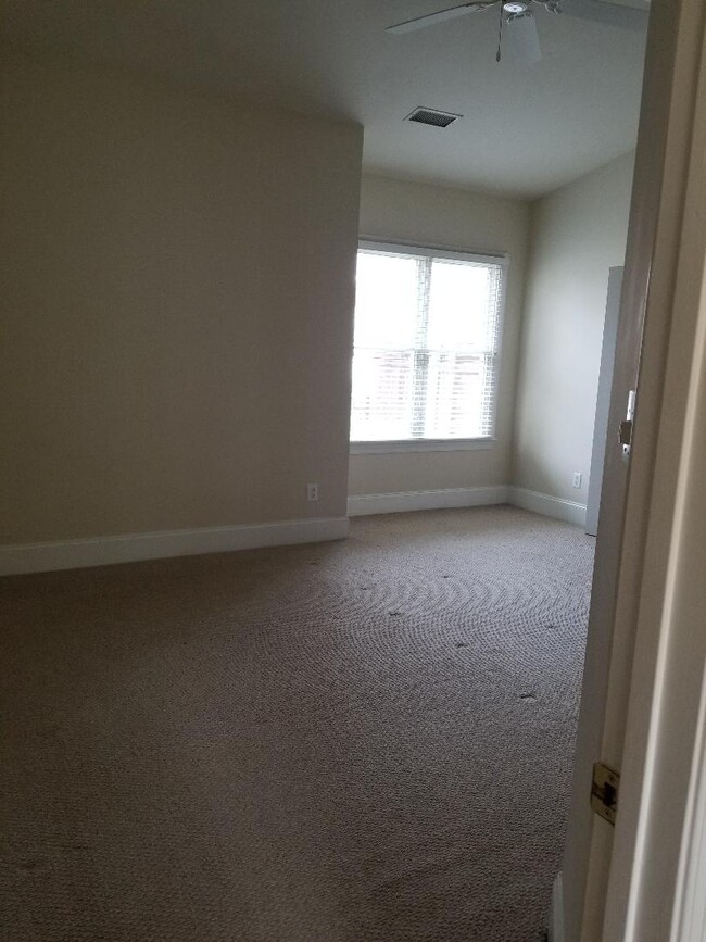 Dormitorio principal con baño adjunto y vestidor. - 19333 Beaufain St