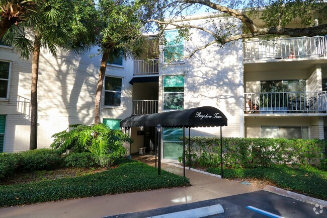 Building Photo - First-floor 1-bedroom, 1.5-bath condo in  ... Unit C15