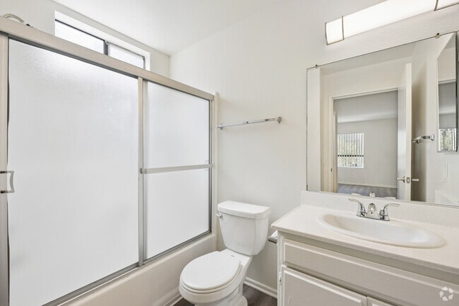 2BR, 2BA - 900SF - Primary Bathroom