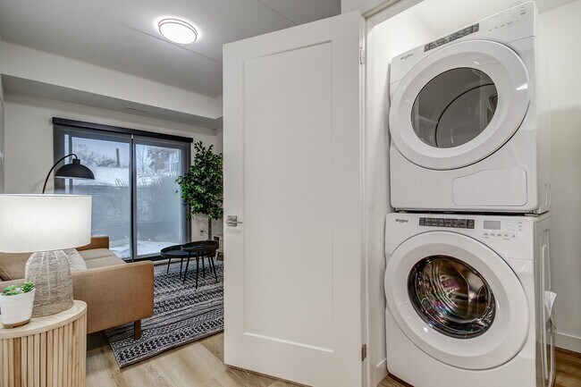 Photo - 90 Carling St