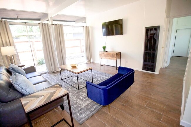 Photo - 604 E 8th St