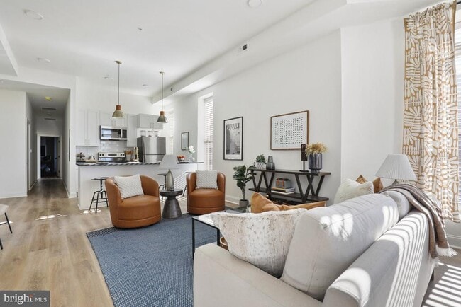 Building Photo - 2201 Brookfield Ave Unit 102