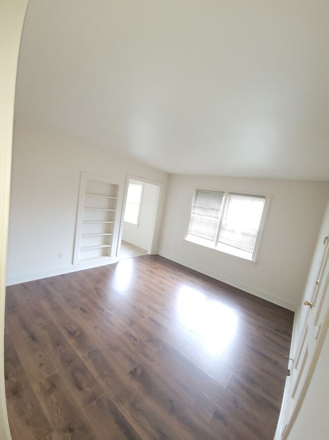 Photo - 405-A E Beech St