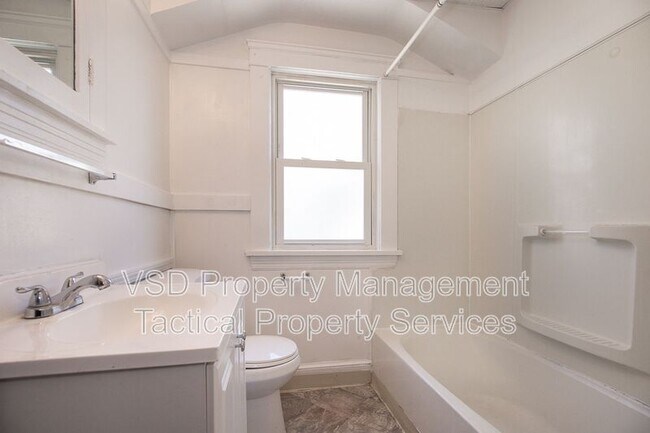 Photo - 12819 Edmonton Ave Unit Up