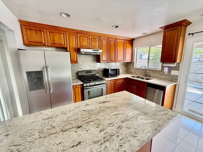 3466 Siskiyou Cir