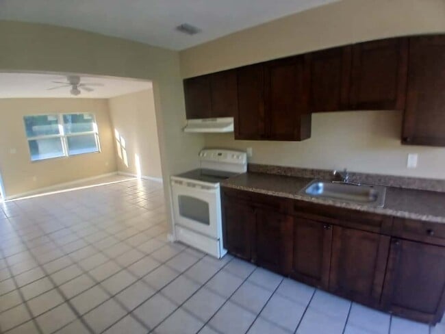 Photo - 753 NE 9th St