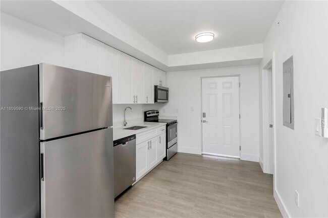 Building Photo - 1620 NW 18th St Unit 303 Rental
