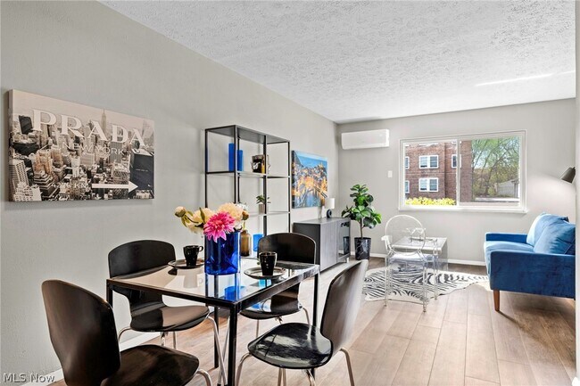 Photo - 10524 Clifton Blvd Unidad 102