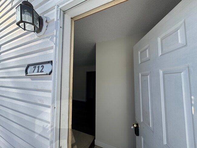 Photo - 712 10th St W