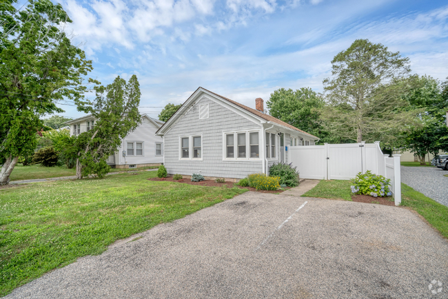 Building Photo - Fully Furnished 2 Bedroom Cottage Steps to... Rental