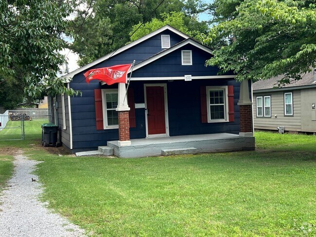 Building Photo - 3 Bedroom 2 Bathroom with a large fenced yard Rental