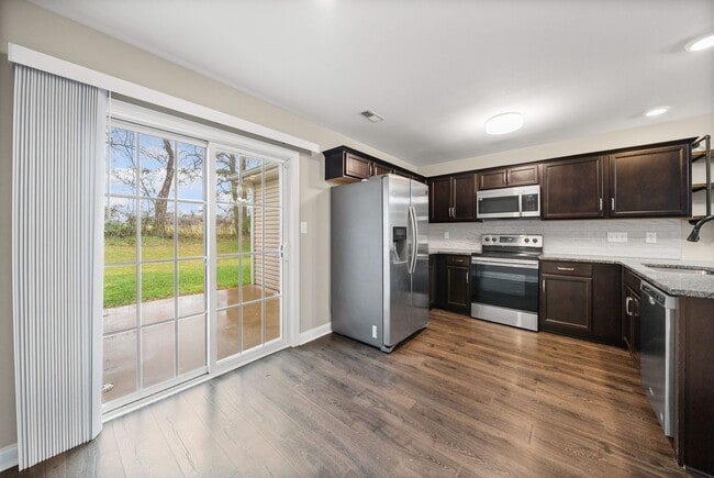 Photo - 2 Bedroom Condo For Rent With Community Swimming Pool!