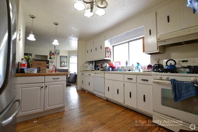 Building Photo - 335 Faneuil St Unit 1 Rental