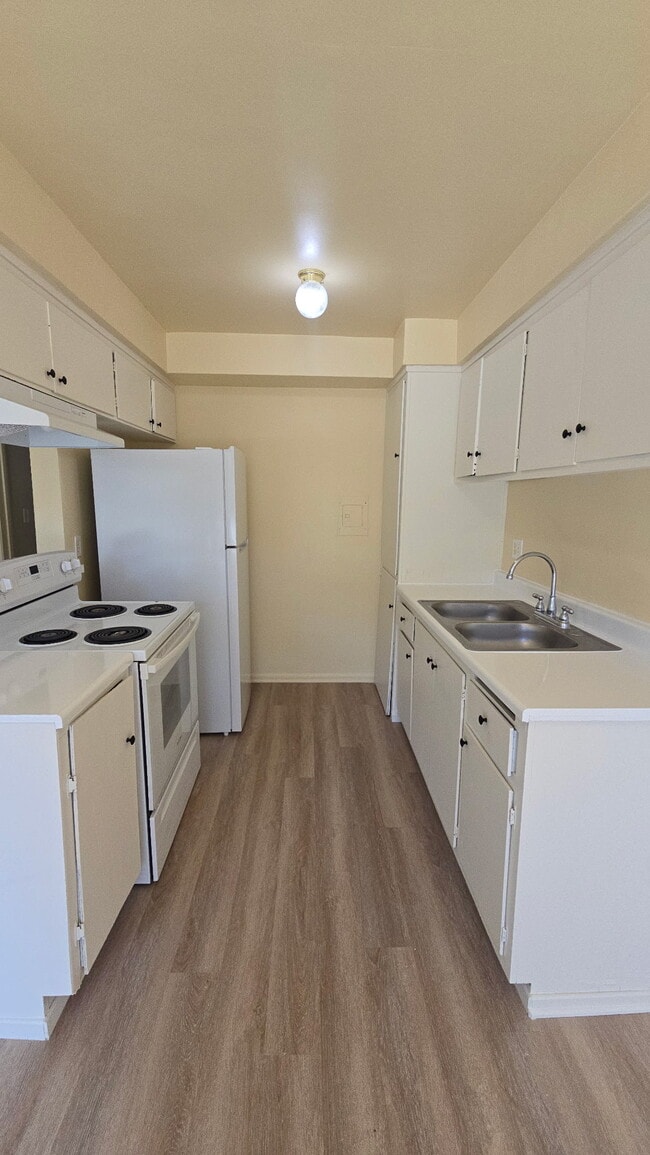 Building Photo - 1001 E Stearns Ave