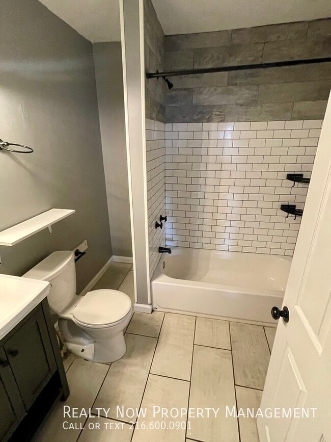 Photo - 1335 W 61st St Unidad 2