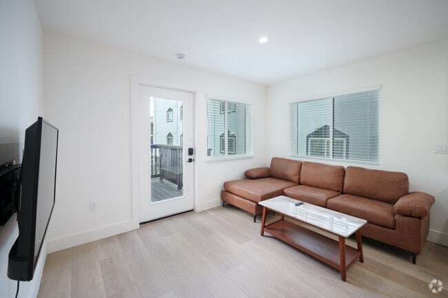 5BR, 2BA - 1000SF - Living Room