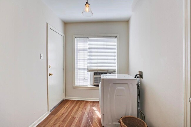 Photo - 2535 Shakespeare St Unit 4