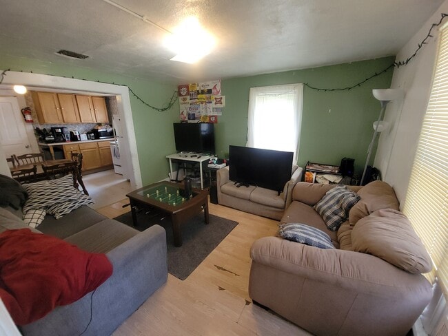 Photo - 239 Chippewa St