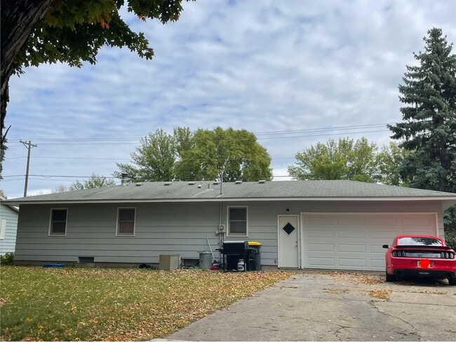 Building Photo - 416 Lakeland Dr SE