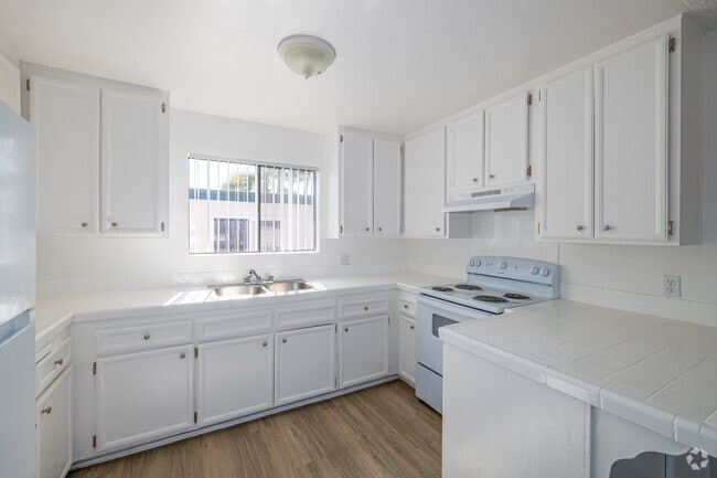 2BR, 1BA - 850SF - Kitchen